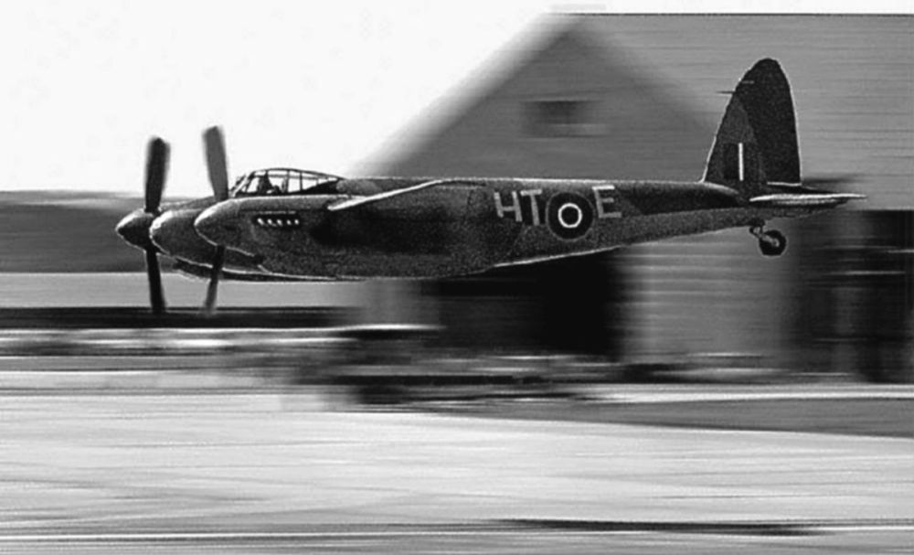 De Havilland DH.98 Mosquito low pass (22).jpg