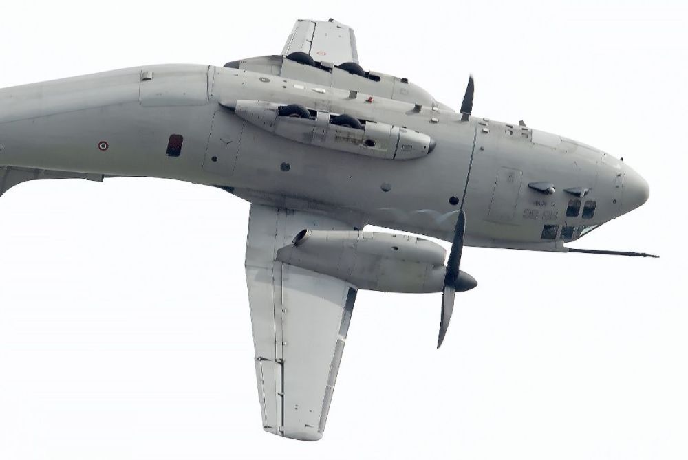 Alenia C-27J Spartan twin-engine propeller cargo upside-down, RIAT (23).jpg