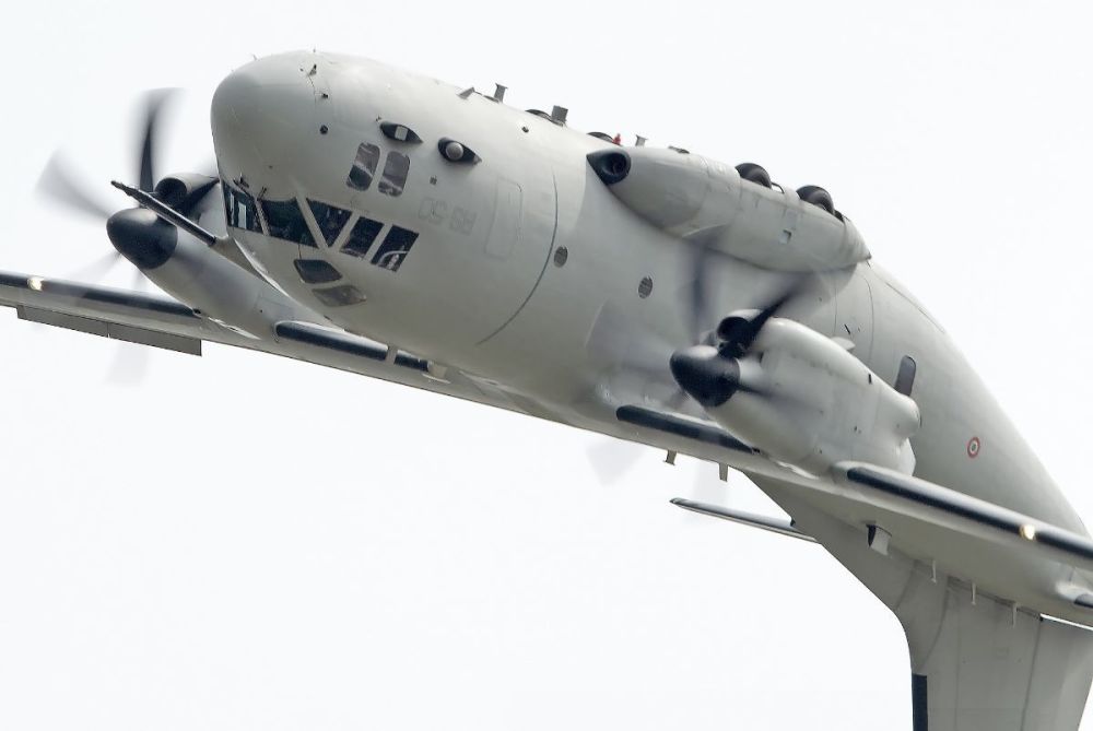 Alenia C-27J Spartan twin-engine propeller cargo upside-down, RIAT (25).jpg