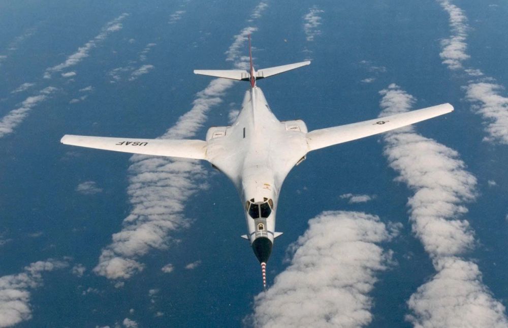 B-1A Lancer with Anti-Flash White Coating (4).jpg