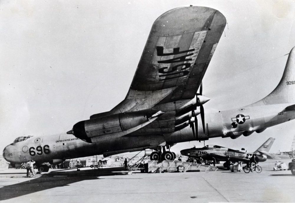 B-36D Peacemaker preparing to receive a Republic RF-84K Thunderflash as part of the FICON project (1).jpg