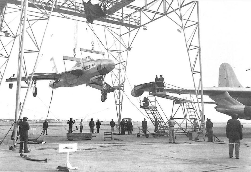 B-36 Peacemaker being mated at the wingtip to an F-84 Thunderflash, Project Tom-Tom (2).jpg