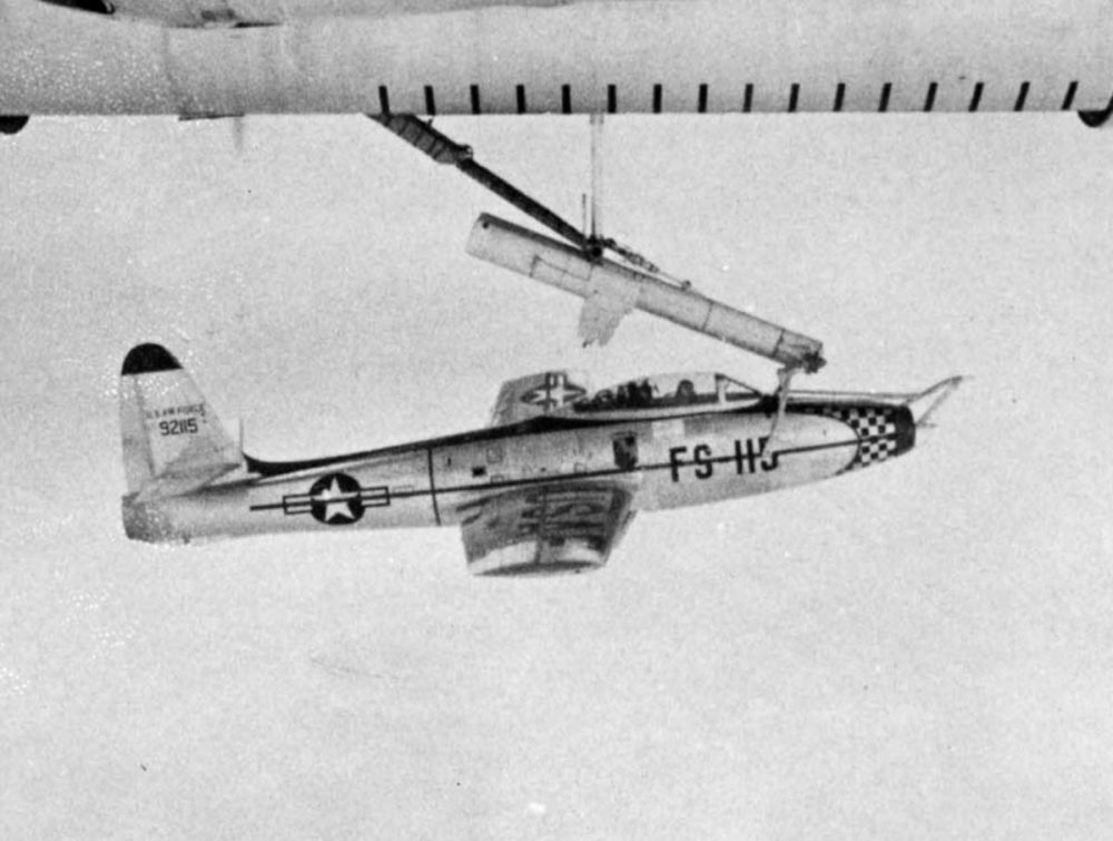 B-36 Peacemaker with FICON F-84E Thunderjet trapeze launch (6).jpg