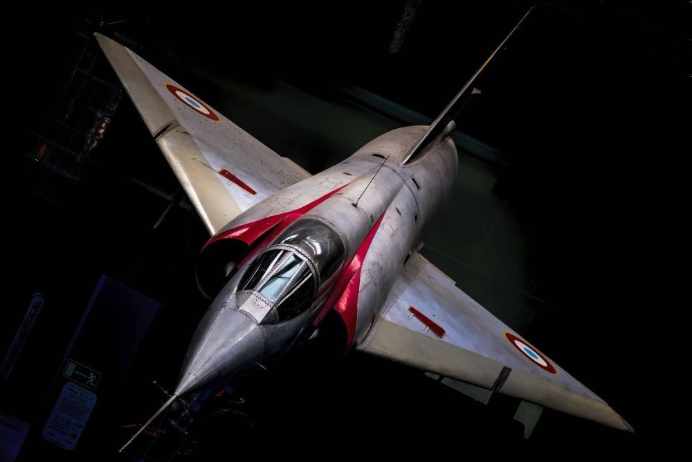Dassault Mirage delta-wing white and red (1).jpg