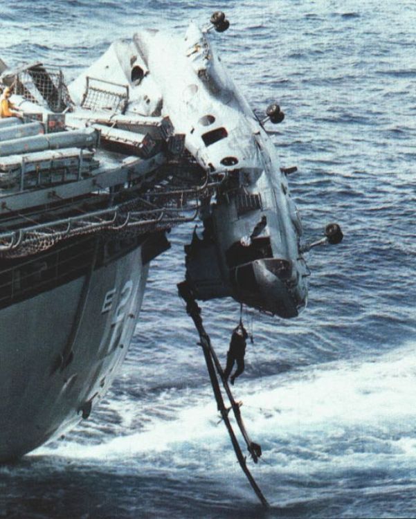 CH-46D Sea Knight on the fantail of the ammunition ship USS Suribachi (AE-21), 09-21-92 (5).jpg