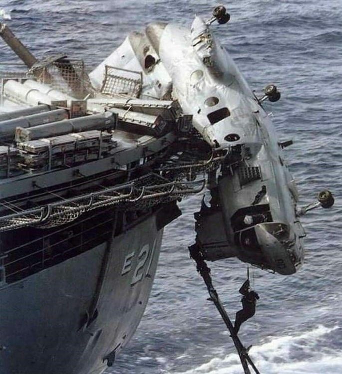 CH-46D Sea Knight on the fantail of the ammunition ship USS Suribachi (AE-21), 09-21-92 (6).jpg