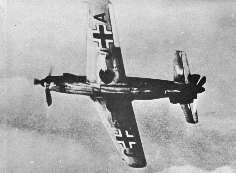 Do 335 V-l in flight, 1943 (1).jpg