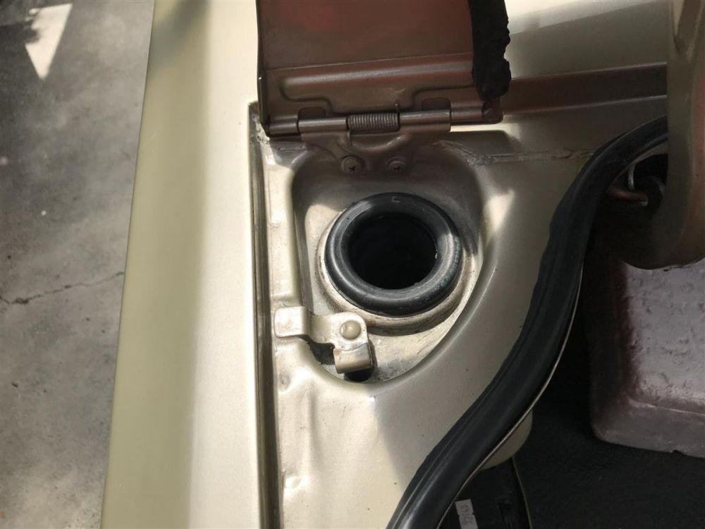 Hako_fuel_filler.thumb.jpg.3278c272ba50b69b86d00cd433e5b469.jpg