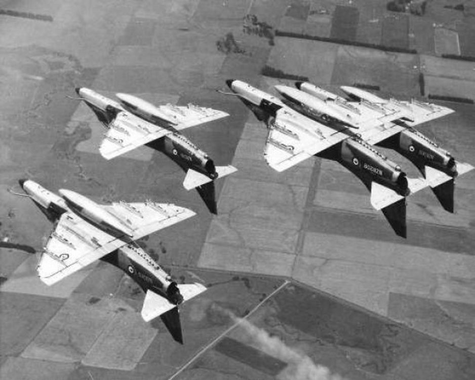 A-4K Skyhawk Kiwi Red Aerobatic Team inverted (1).jpg