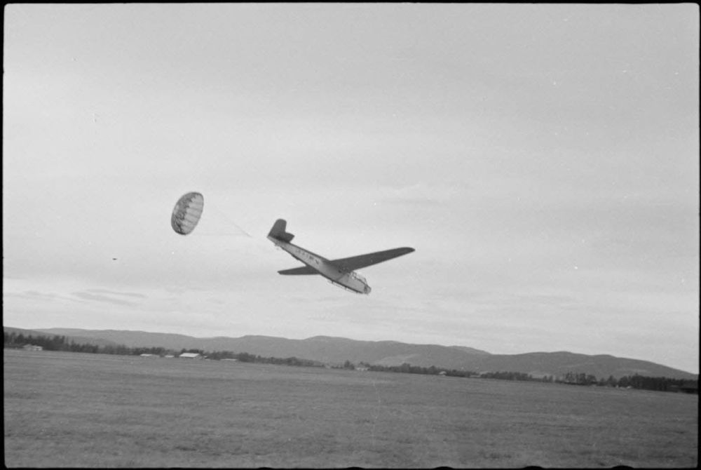 DFS 230 glider of Luftlandegeschwader 1 (8.-LLG 1) slowed by a parachute, Banak airfield, Norway, 1943 (1).jpg