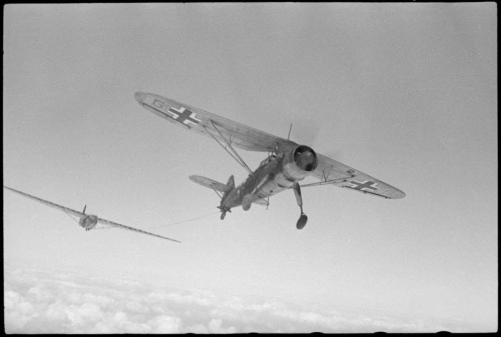 Hs 126 tow plane tugging DFS 230 glider (1).jpg