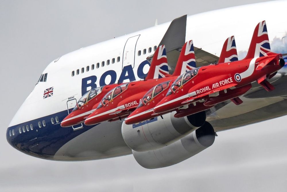 747 Boeing in BOAC livery with BAE Systems Hawk Red Arrows, RIAT, 2019 (5).jpg