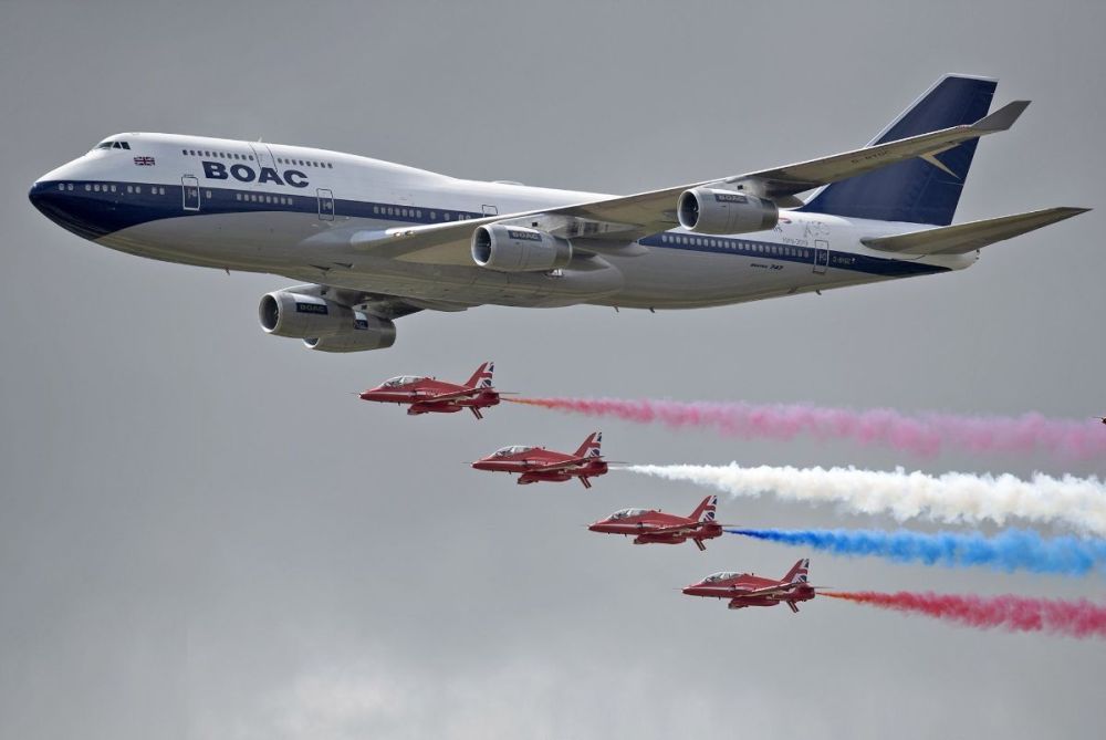 747 Boeing in BOAC livery with BAE Systems Hawk Red Arrows, RIAT, 2019 (6).jpg