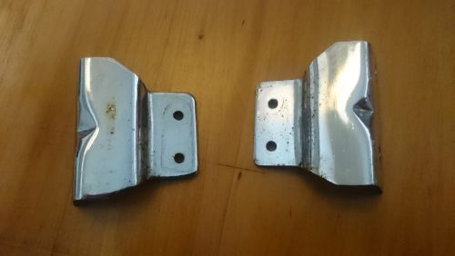 More information about "510 rear window latch brackets l+r"